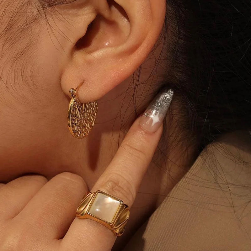 V Round Earring